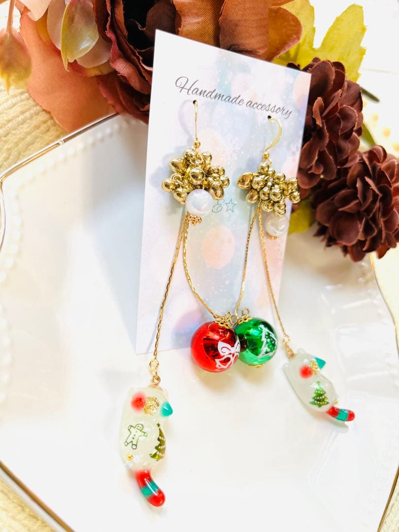 NO.158 ピアス　イヤリング　チャーム　じゃれ猫　レジン　クリスマス