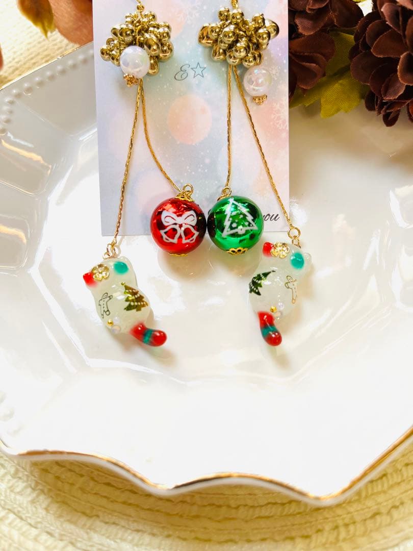 NO.158 ピアス　イヤリング　チャーム　じゃれ猫　レジン　クリスマス