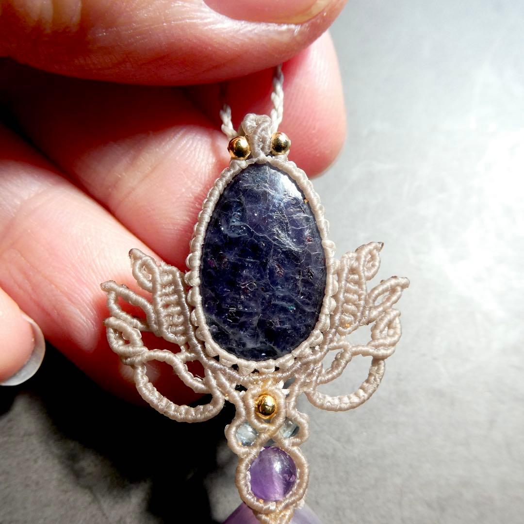 アイオライトサンストーン・レピドライトのマクラメネックレス