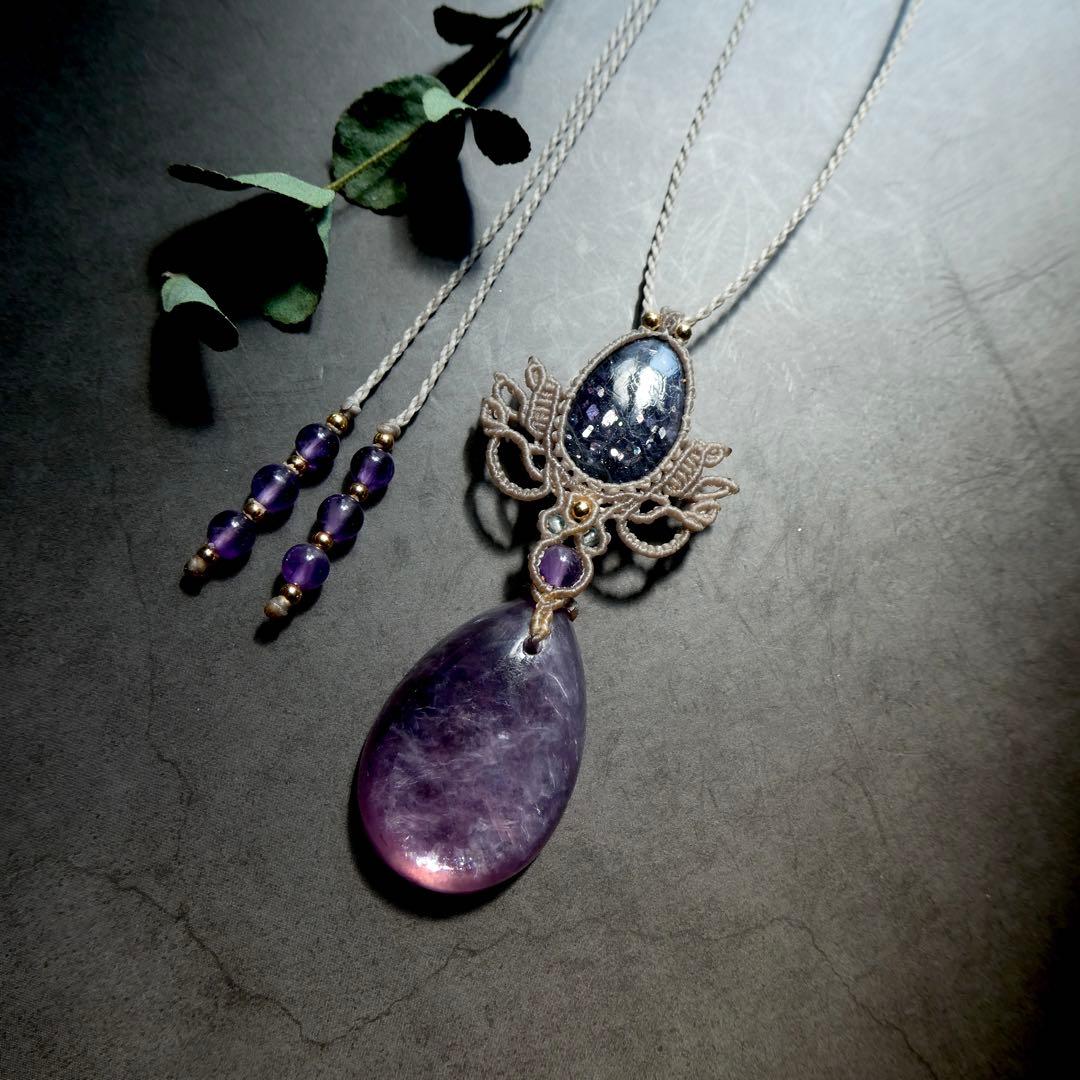 アイオライトサンストーン・レピドライトのマクラメネックレス