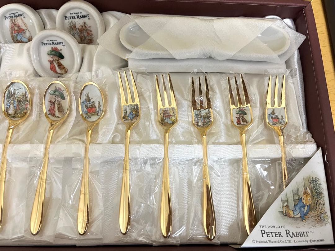 ○専用○ アサヒ　ピーターラビット カトラリーセット　ゴールド　皿中七宝