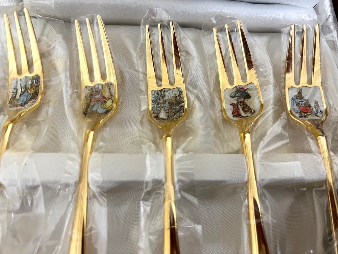 ○専用○ アサヒ　ピーターラビット カトラリーセット　ゴールド　皿中七宝
