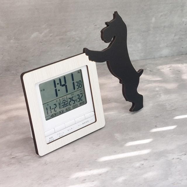 【電波時計】ワンちゃんが寄り添う電波デジタル時計 ― シュナウザー　黒