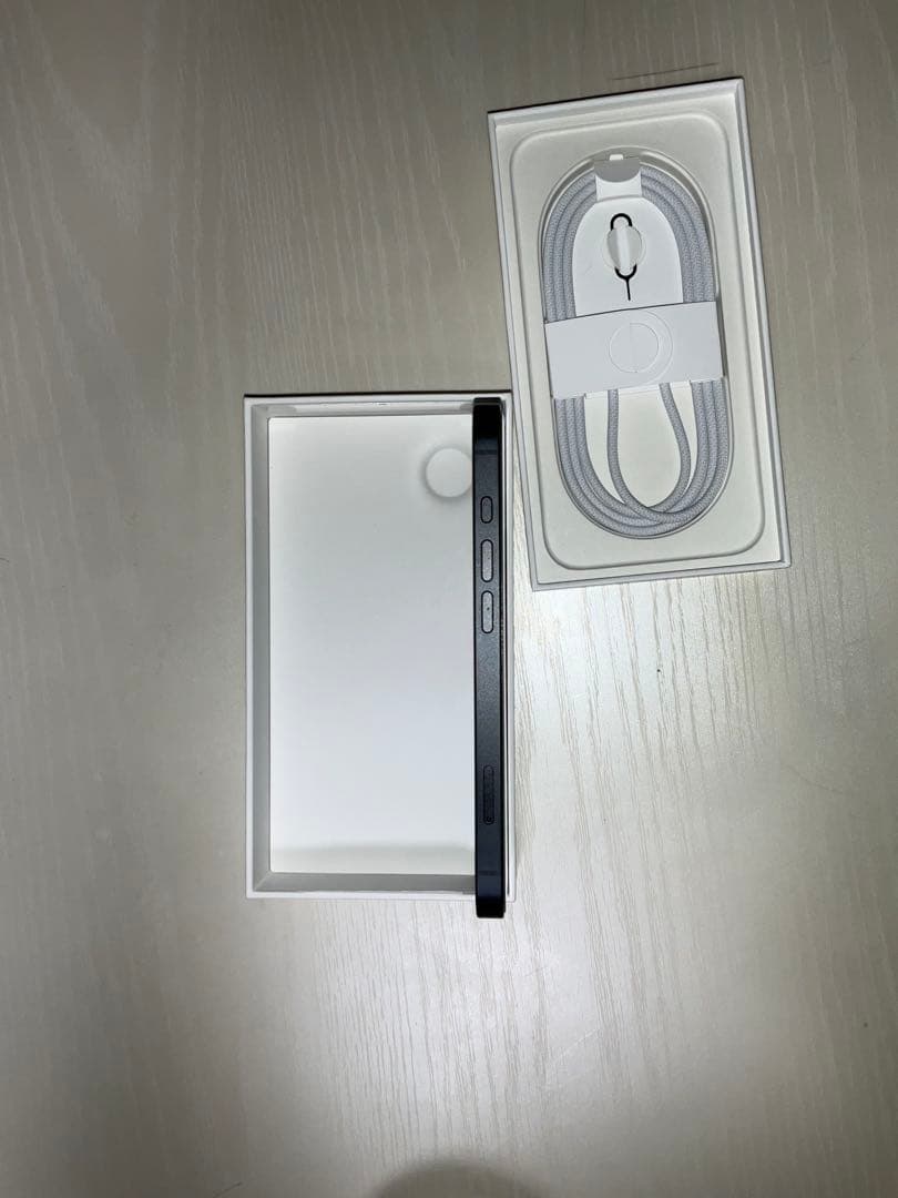 iPhone16e 本体　箱あり 6ヶ月使用