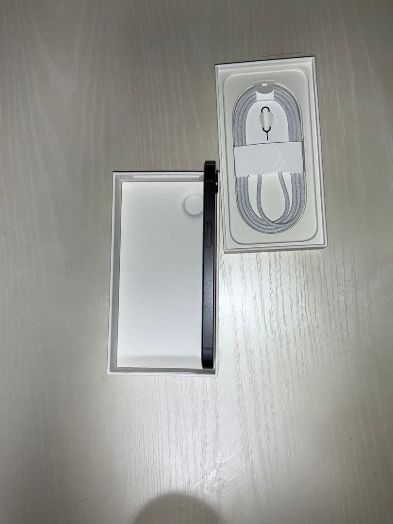 iPhone16e 本体　箱あり 6ヶ月使用