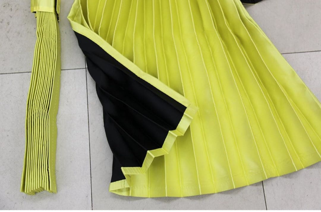 トラックカーテン高級サテン表レモンイエロー/裏黒リバーシブル240㎝ｘ丈85㎝