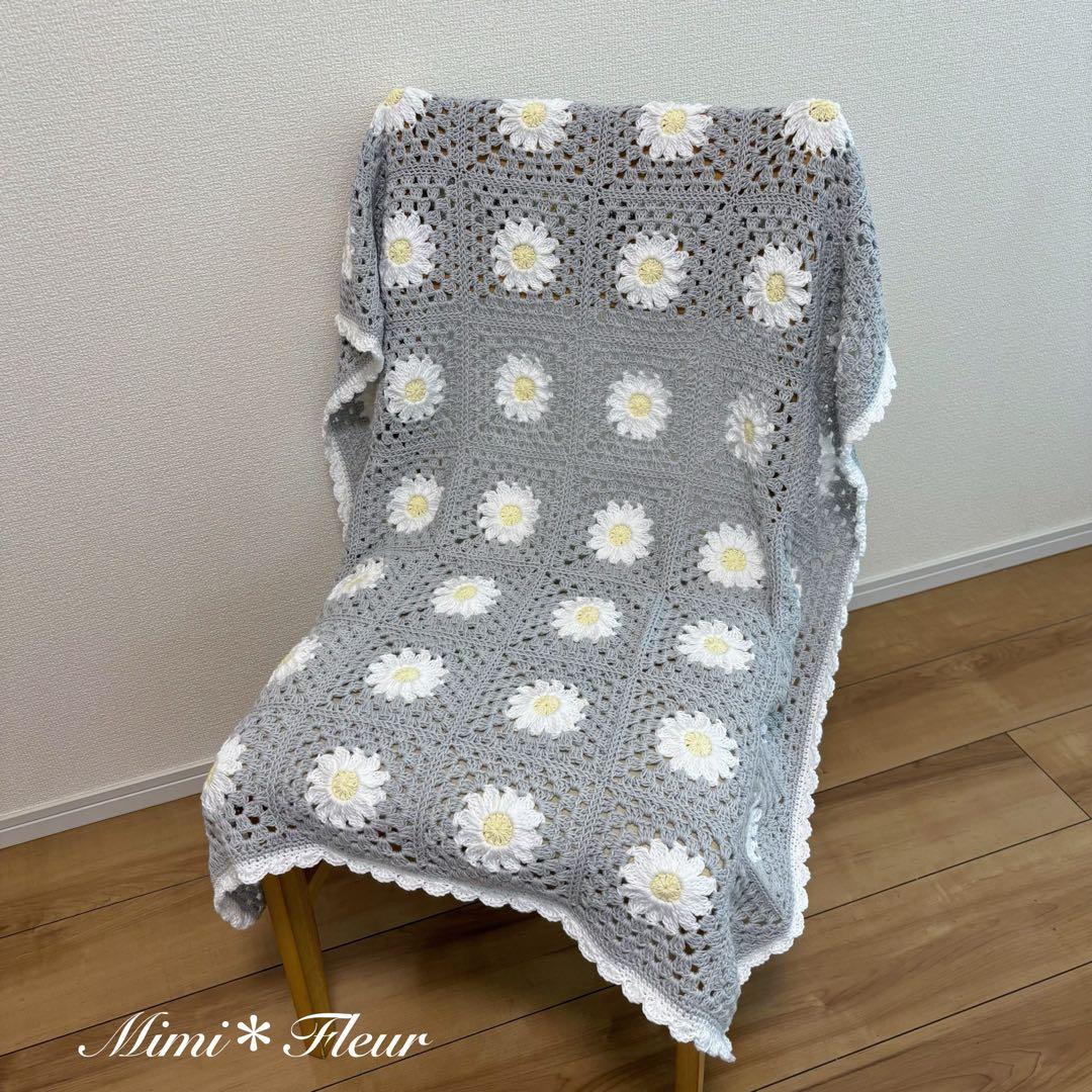 デイジーモチーフのフリルブランケット ＊ グレー ＊ ひざ掛け グラニースクエア