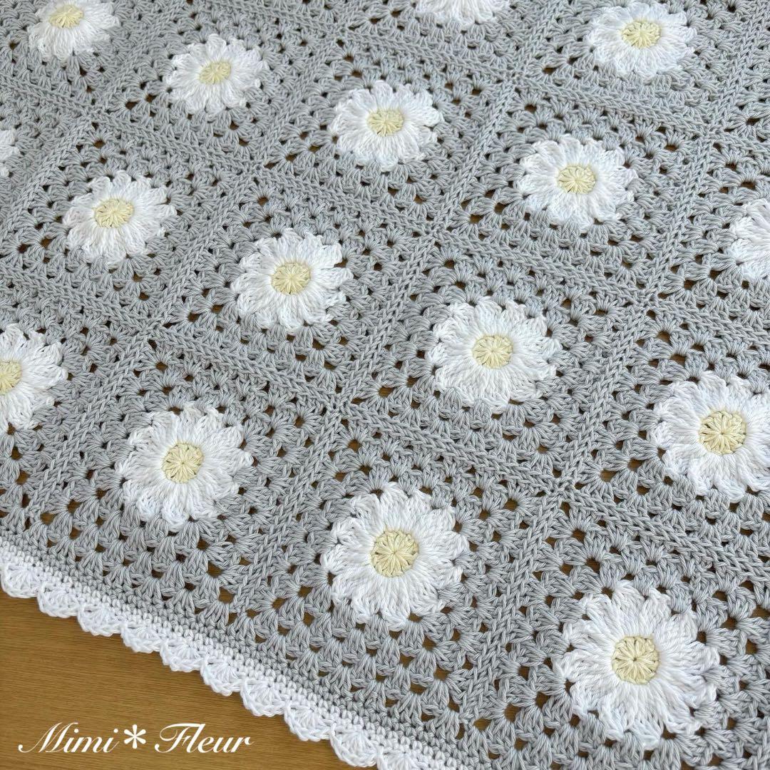 デイジーモチーフのフリルブランケット ＊ グレー ＊ ひざ掛け グラニースクエア