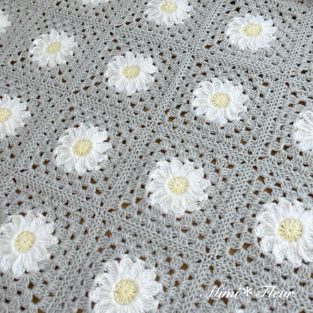 デイジーモチーフのフリルブランケット ＊ グレー ＊ ひざ掛け グラニースクエア