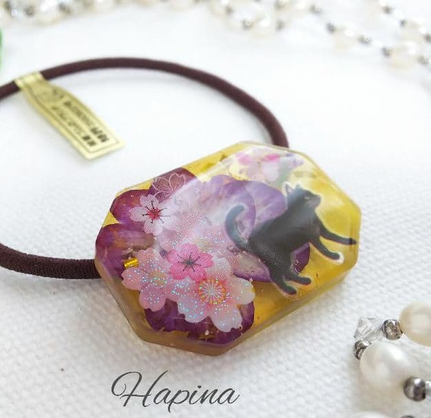 桜の道を歩く黒猫ちゃんレジンヘアゴム