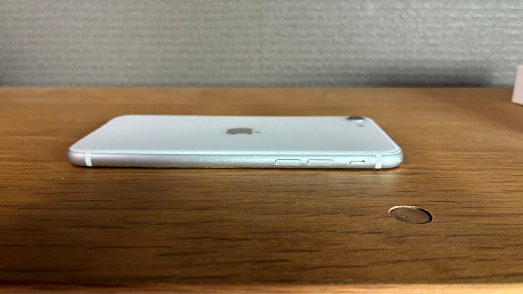 ㊹iPhone SE 第2世代 128GB ホワイト SIMフリー画面小傷多数