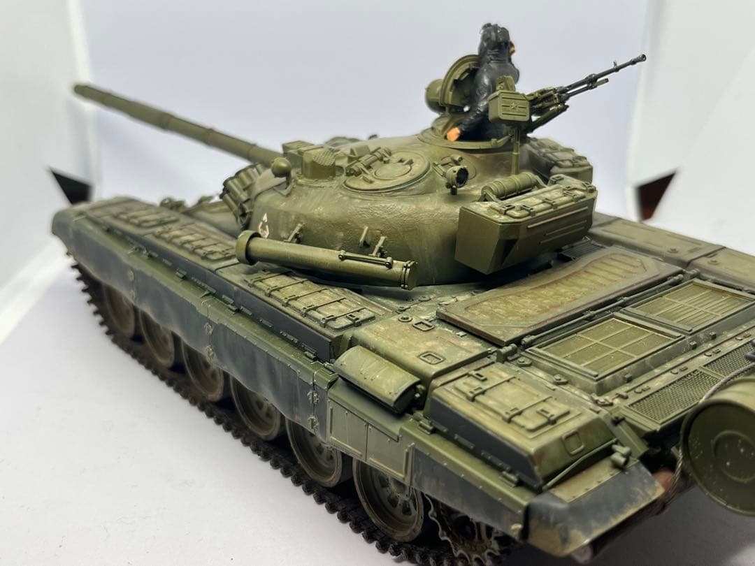タミヤ 1/35 ロシア T-72 戦車 完成品