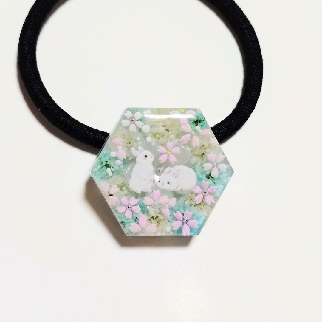 No.603　レジン ヘアゴム キーホルダー ピンバッジ 桜うさぎカスミソウ