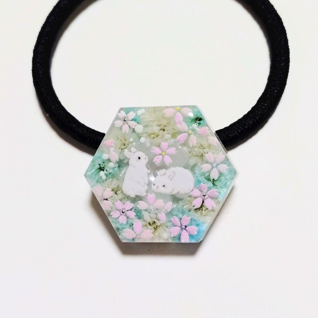 No.603　レジン ヘアゴム キーホルダー ピンバッジ 桜うさぎカスミソウ