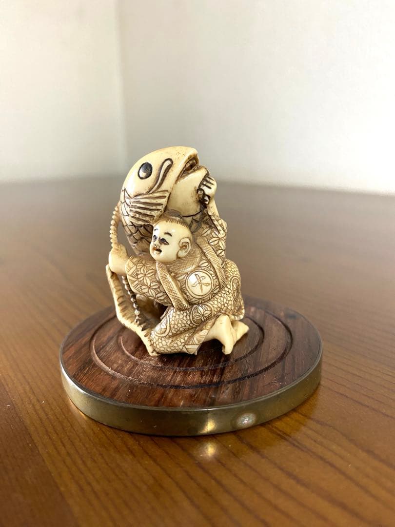 鯉と童子の彫刻　根付け　置物　名あり