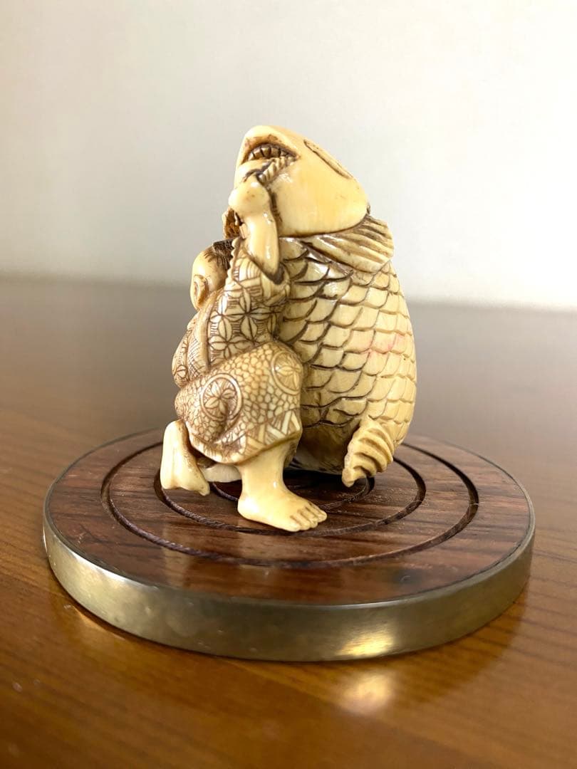 鯉と童子の彫刻　根付け　置物　名あり