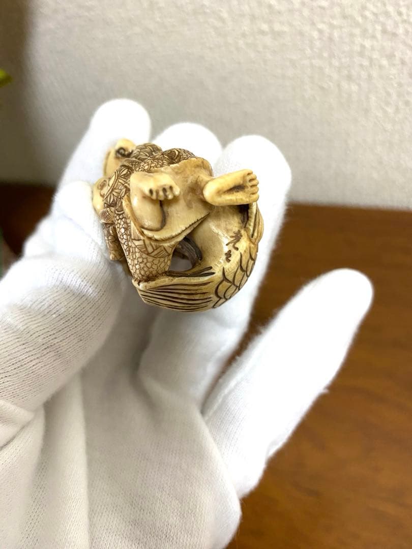 鯉と童子の彫刻　根付け　置物　名あり