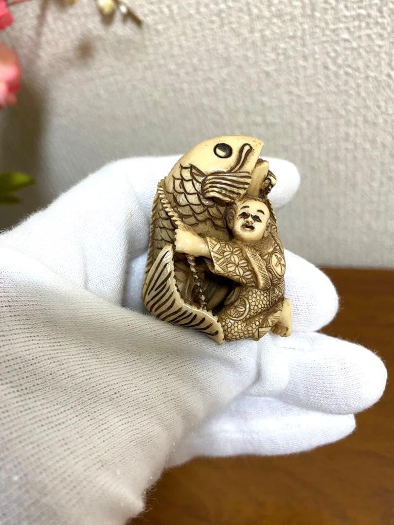鯉と童子の彫刻　根付け　置物　名あり