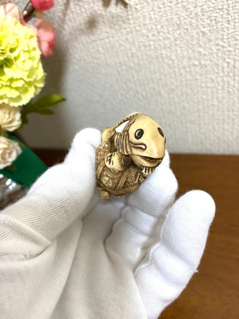 鯉と童子の彫刻　根付け　置物　名あり