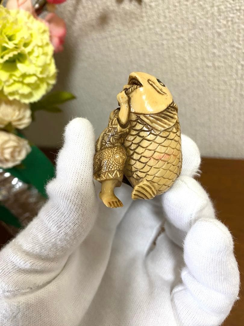 鯉と童子の彫刻　根付け　置物　名あり