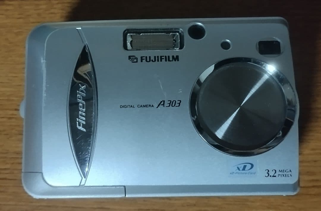 FUJIFILM FinePix A303　 デジタルカメラ　単3電池駆動