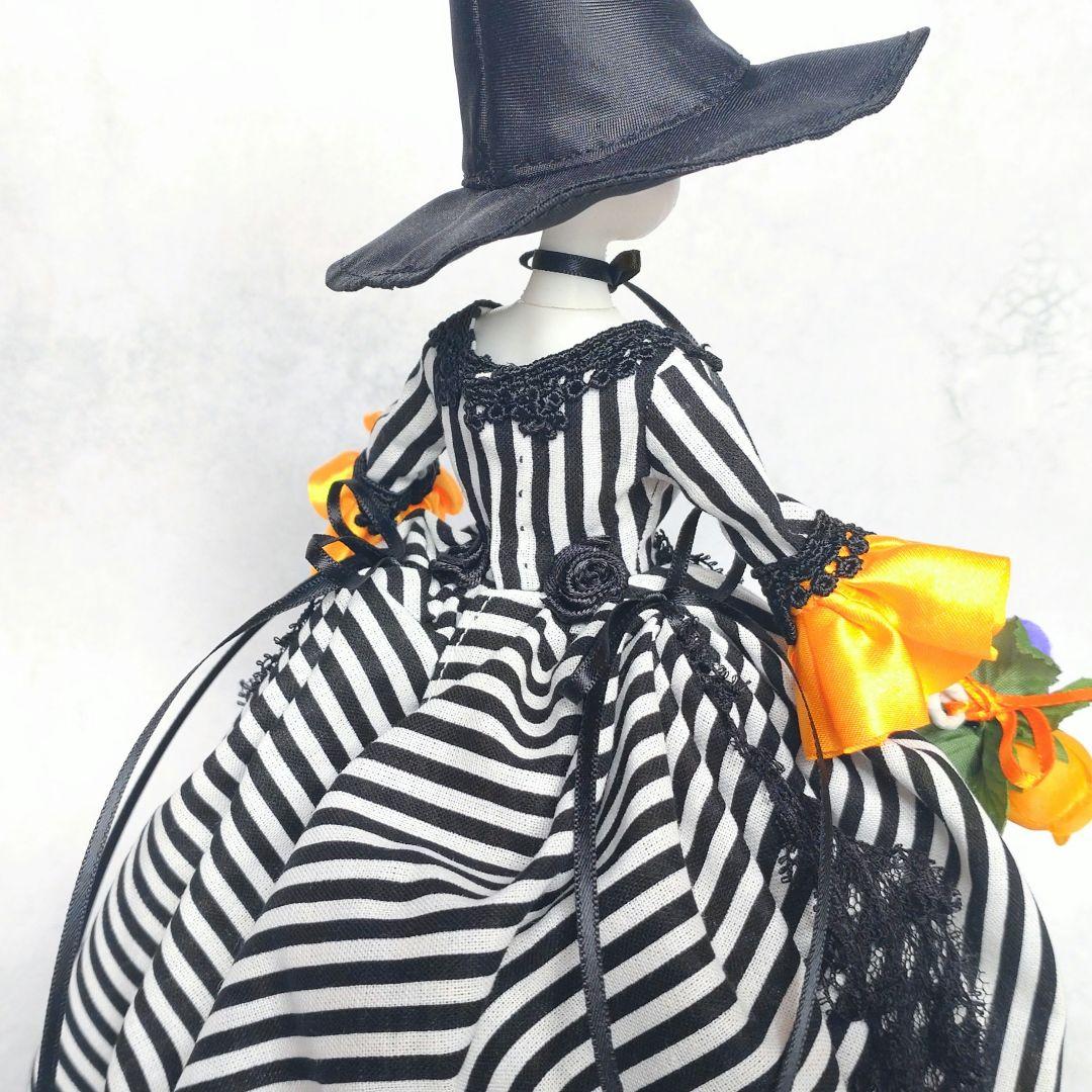 27cmドールドレス 白黒ストライプ×オレンジフリルのローブ・ア・ラ・ポロネーズ