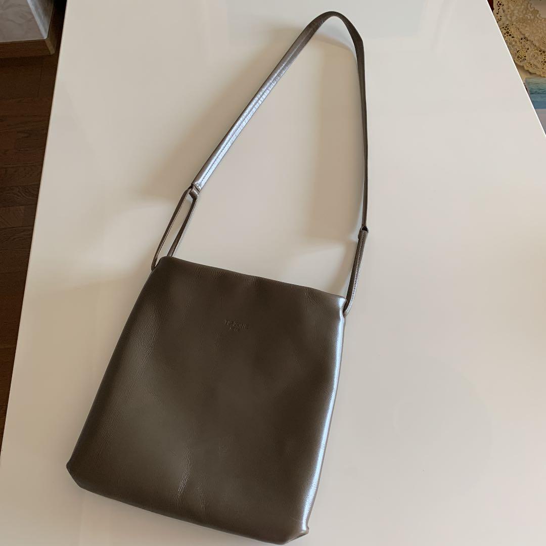 職人さんが一つ一つ手作りされた上質な皮のショルダーバックです。