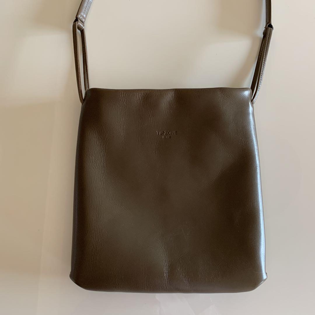 職人さんが一つ一つ手作りされた上質な皮のショルダーバックです。