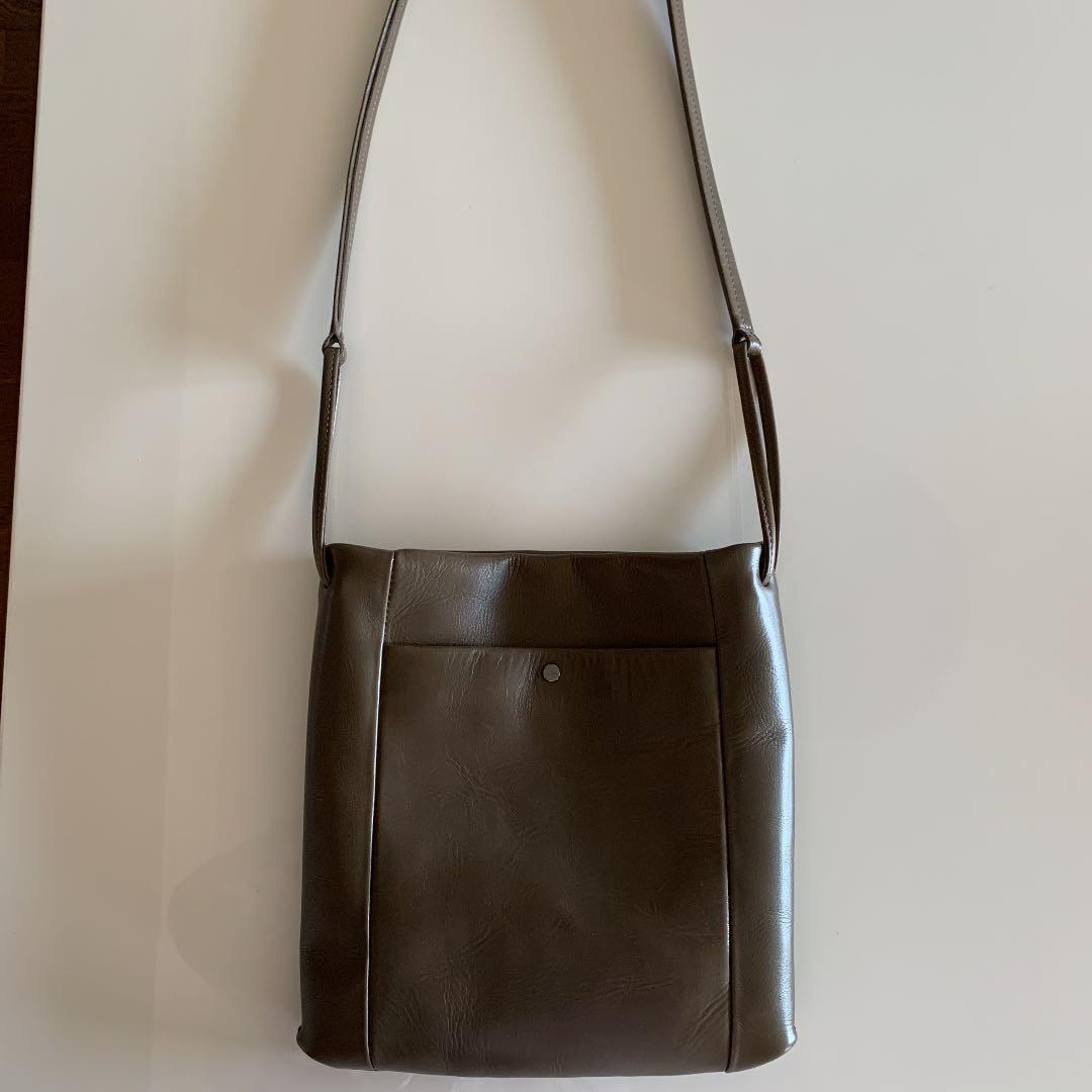 職人さんが一つ一つ手作りされた上質な皮のショルダーバックです。