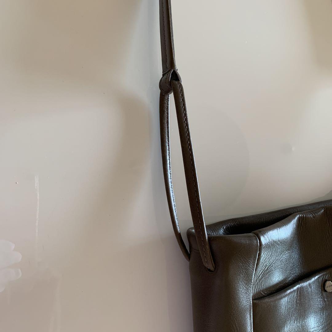 職人さんが一つ一つ手作りされた上質な皮のショルダーバックです。