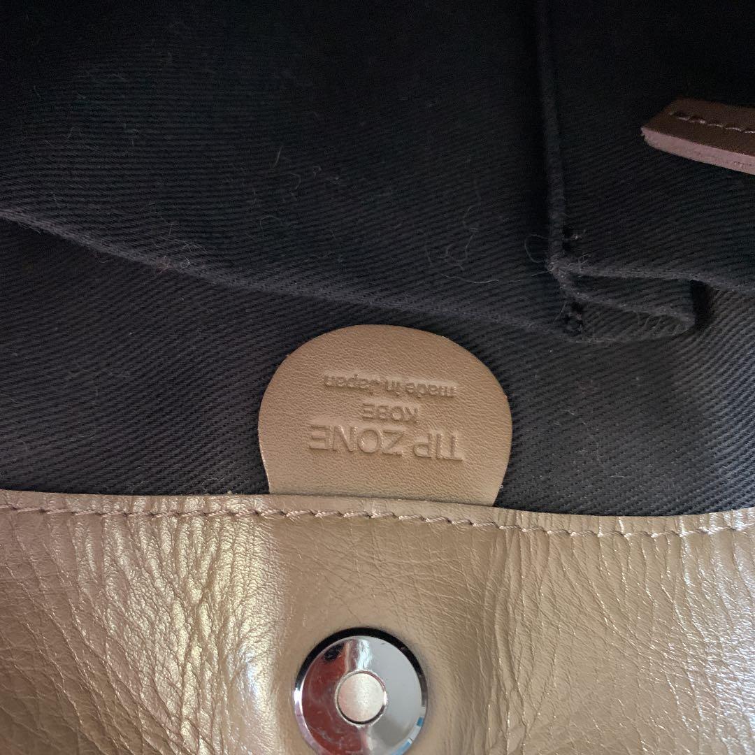 職人さんが一つ一つ手作りされた上質な皮のショルダーバックです。