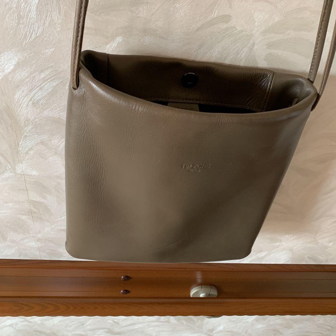 職人さんが一つ一つ手作りされた上質な皮のショルダーバックです。