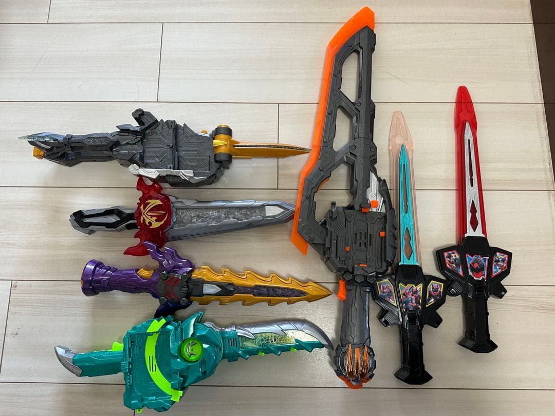 特撮フィギュアとおもちゃの剣セット