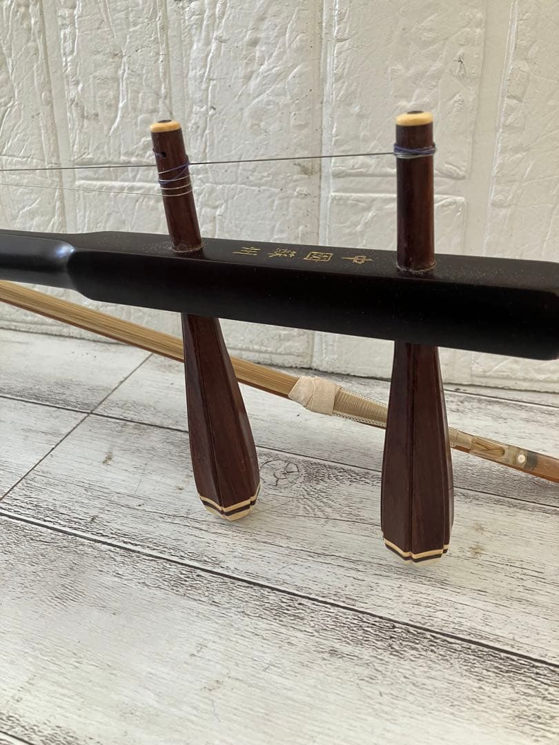 中国の伝統的な擦弦楽器、二胡（にこ）