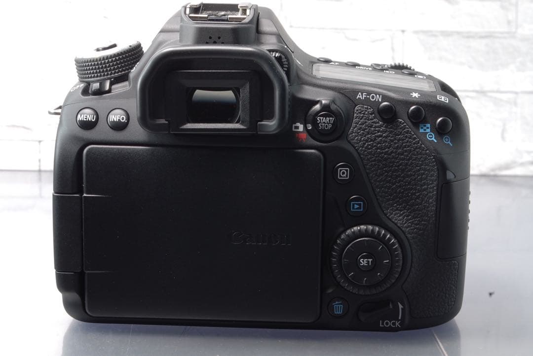 【限定値下げ中】 Canon EOS 80D ダブルレンズキット Wi-Fi搭載