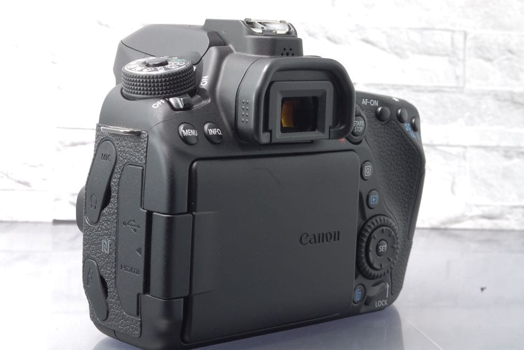 【限定値下げ中】 Canon EOS 80D ダブルレンズキット Wi-Fi搭載