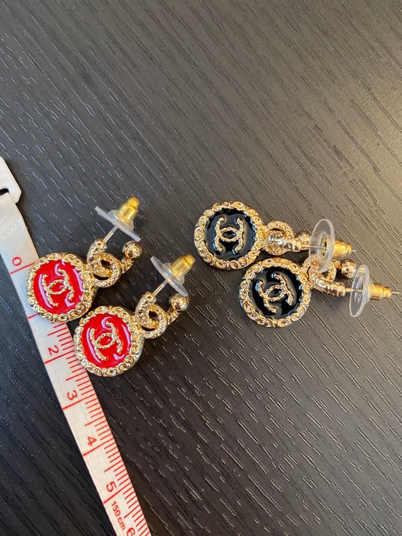 CCロゴピアス赤/黒