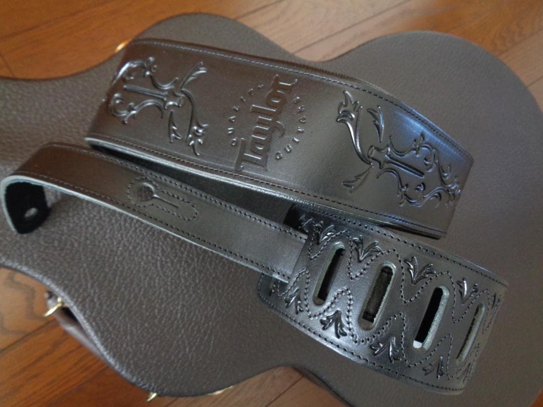 Taylor 214ce-BLK DLX　ほぼ未使用の超美品 テイラー　エレアコ