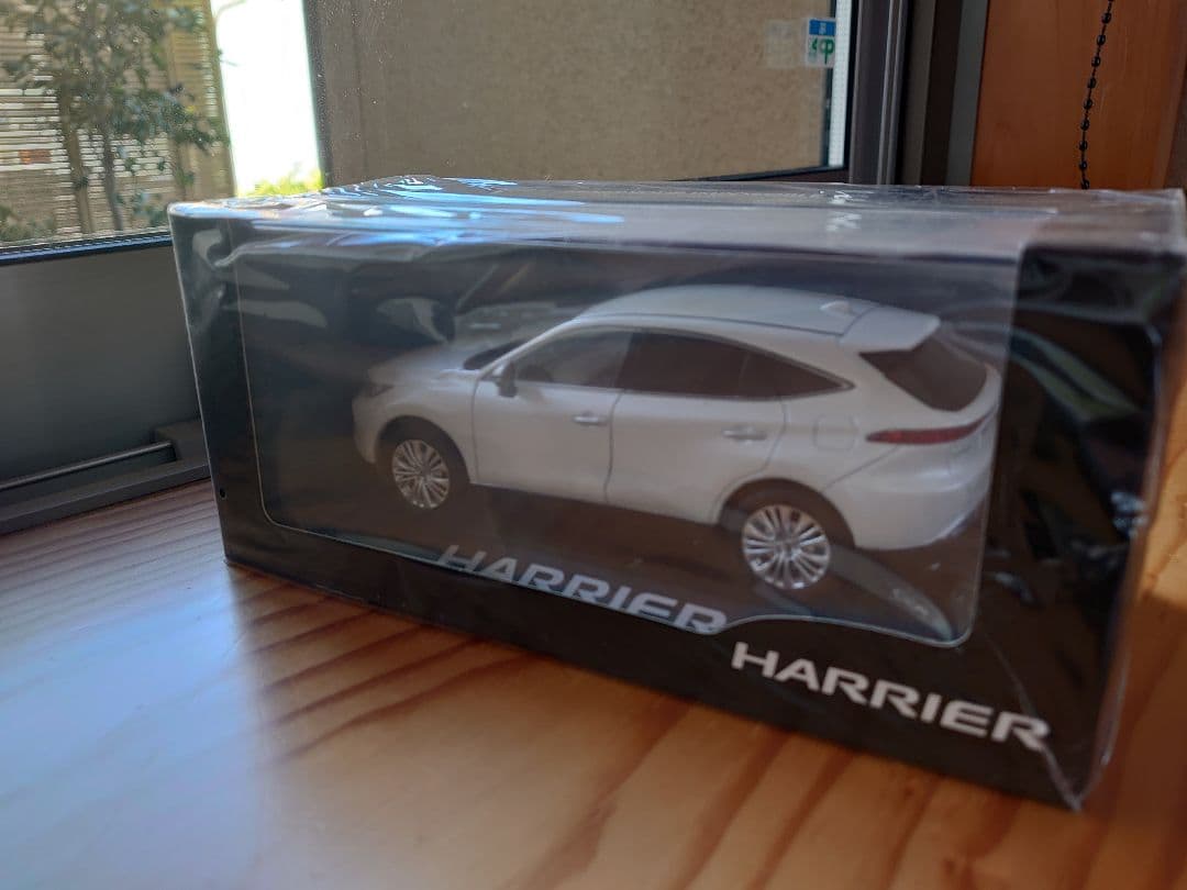 【新品】ハリアー　ホワイトパール　カラーサンプル　ミニカー