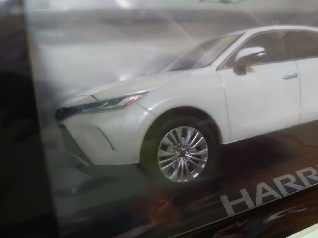 【新品】ハリアー　ホワイトパール　カラーサンプル　ミニカー