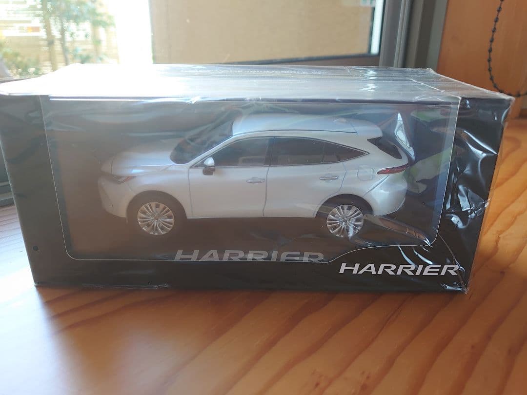 【新品】ハリアー　ホワイトパール　カラーサンプル　ミニカー