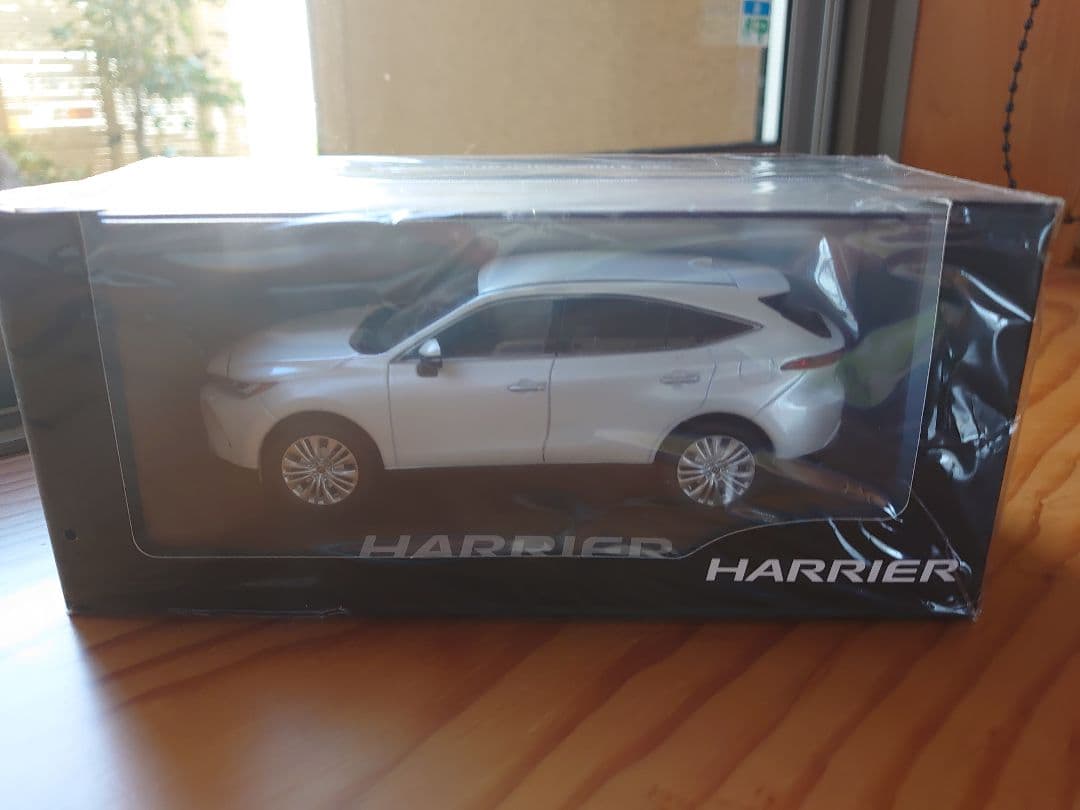 【新品】ハリアー　ホワイトパール　カラーサンプル　ミニカー