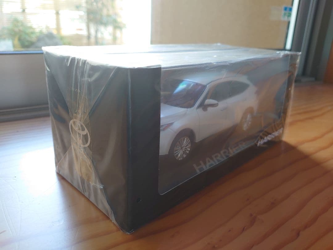【新品】ハリアー　ホワイトパール　カラーサンプル　ミニカー