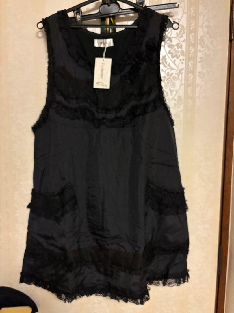 ピアリマーマ　フリル付き黒エプロン