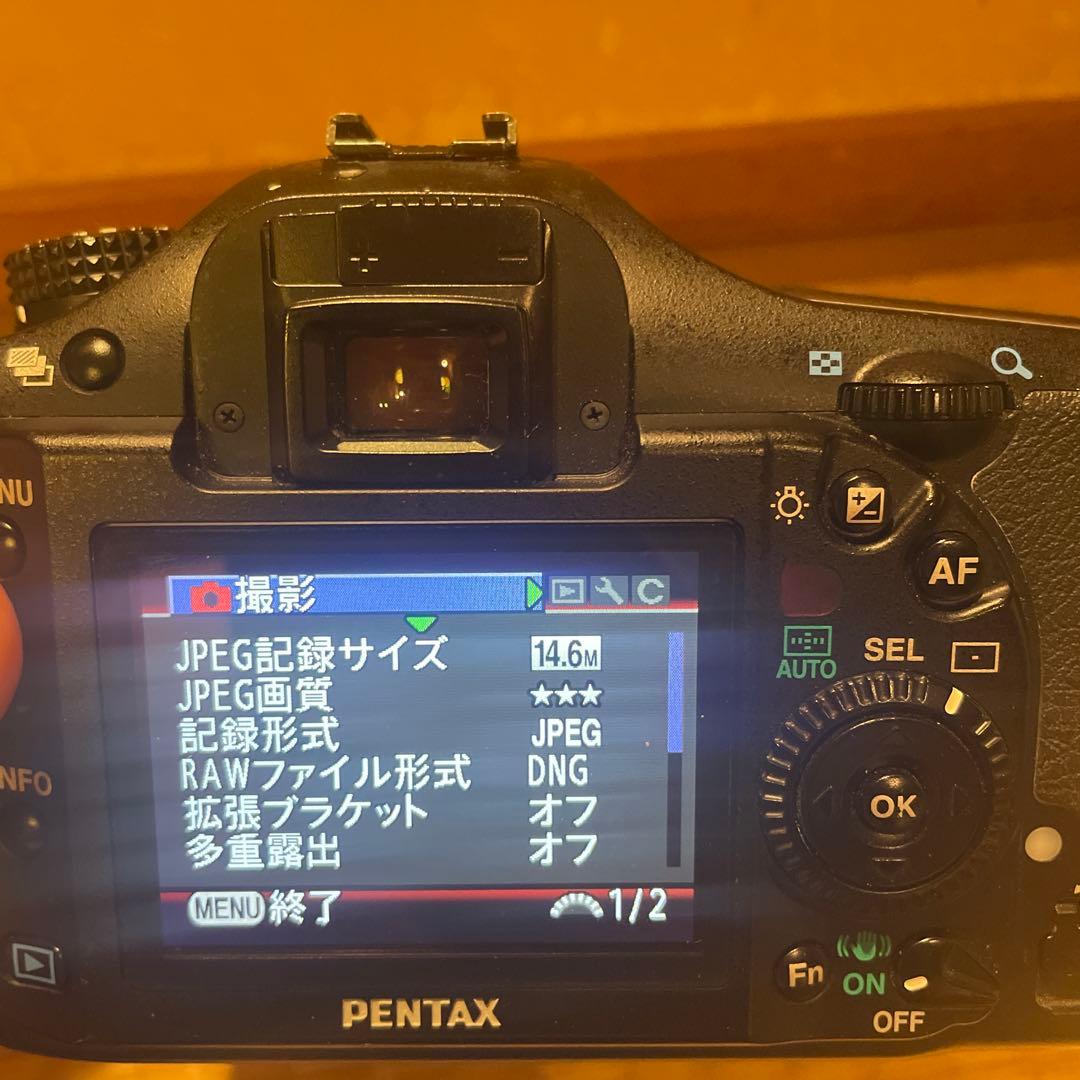 ペンタックス K20W 本体、レンズ1本、バッテリー1個のみ付属。