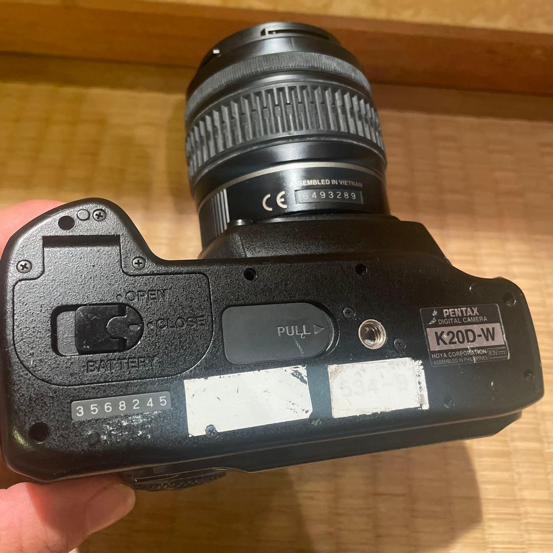 ペンタックス K20W 本体、レンズ1本、バッテリー1個のみ付属。
