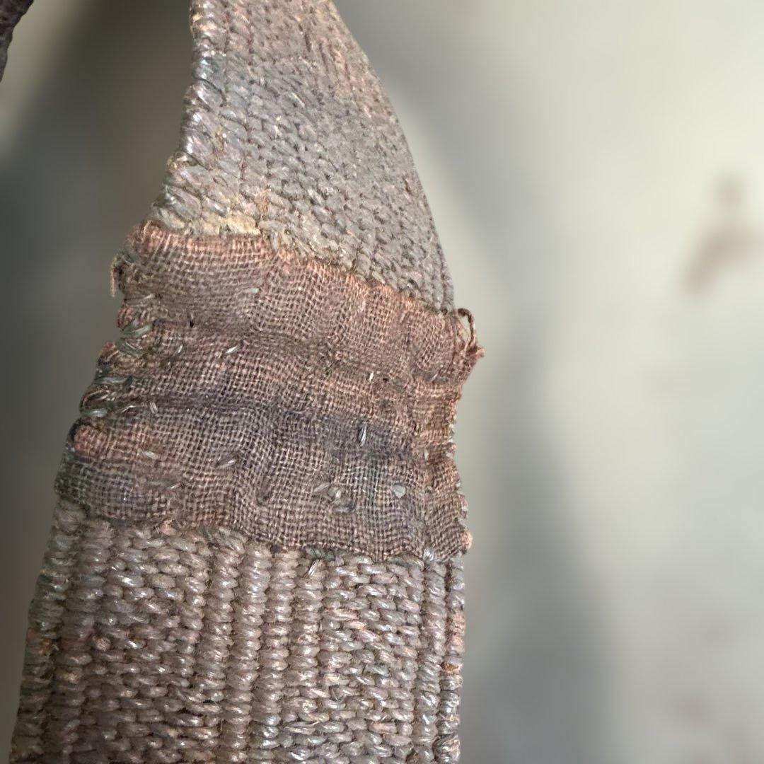 消防服と一緒に蔵から出てきたベルトのような物　伝統的な刺繍の布製ベルト