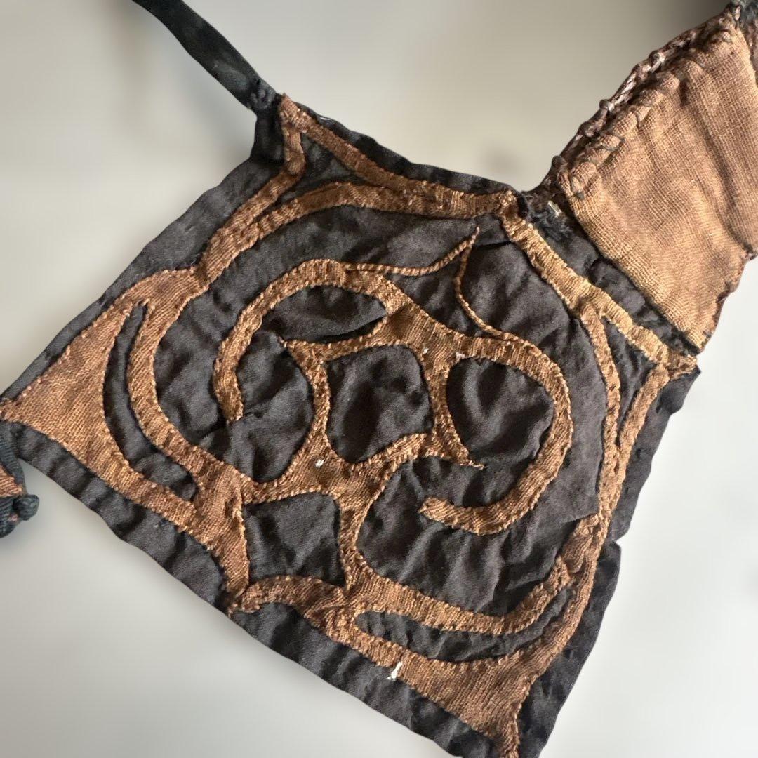 消防服と一緒に蔵から出てきたベルトのような物　伝統的な刺繍の布製ベルト