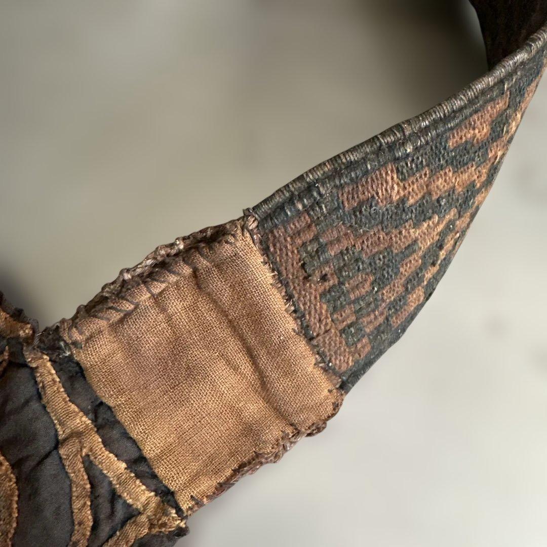 消防服と一緒に蔵から出てきたベルトのような物　伝統的な刺繍の布製ベルト