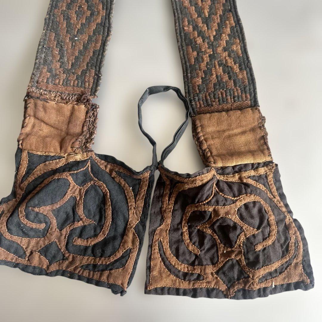 消防服と一緒に蔵から出てきたベルトのような物　伝統的な刺繍の布製ベルト